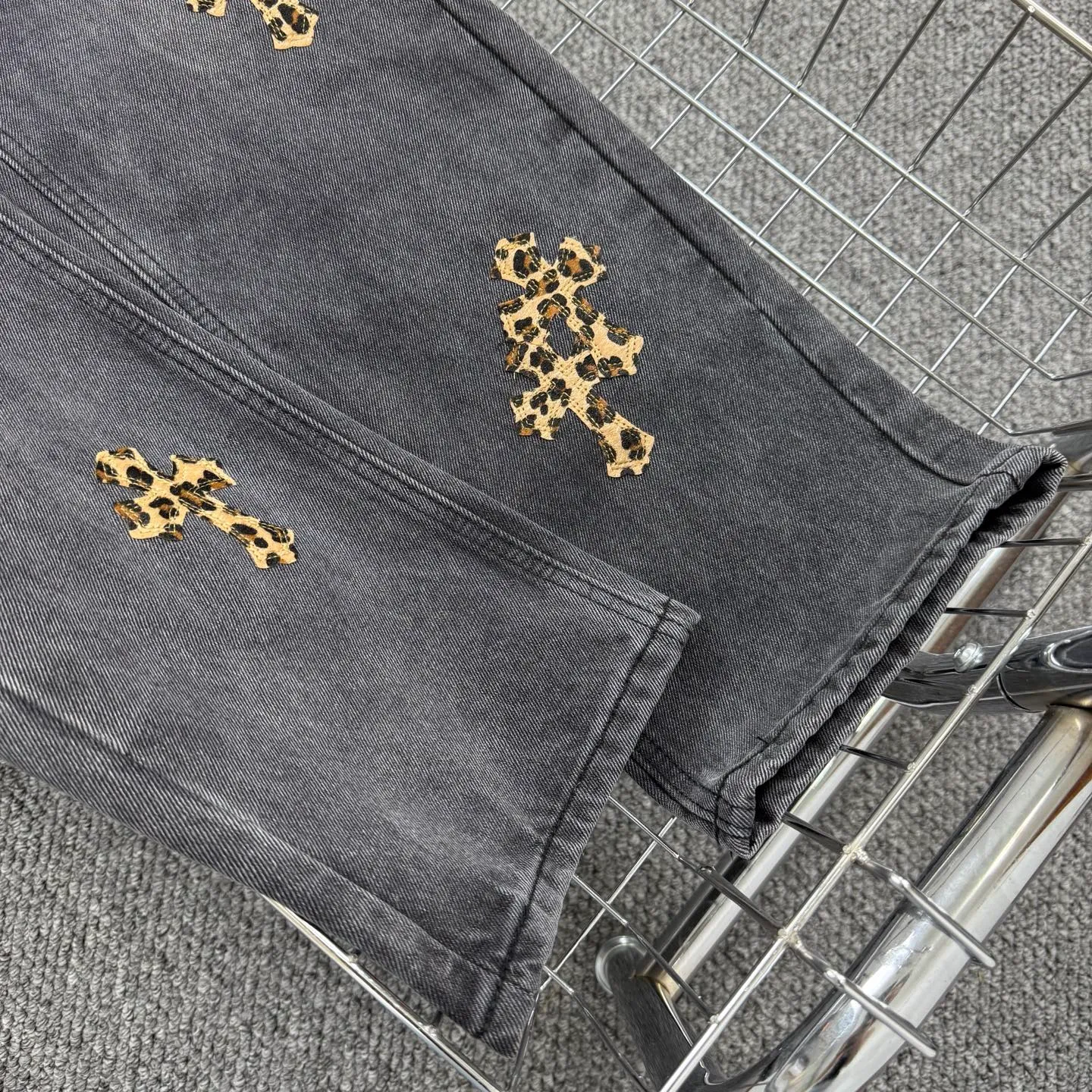P240 model number: H859 Chrome Hearts CH Chrome Hearts black leopard print leather jeans! The counter price is 4W level, the patchwork is embellished with cross patterns, and the jeans are washed! !  An absolutely high-end luxury product, a 1.9W-level god-level single product, a super popular product, made by top heavy industry, a magic weapon that cannot be missed! [About Zangyin] This is an extremely luxurious fashion brand that can also be called the aristocracy of the high street. It has always been an exclusive brand for some hipsters or rich second generations. Compared with ordinary high streets, it is more luxurious and noble. Compared with luxury brands, it has a more fashionable personality and has always been a brand that I have a special liking for. -Color: black -Size: 28-30-32-34-36